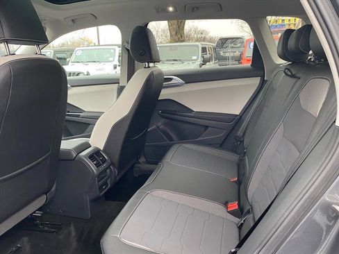 Used 2025 Volkswagen Taos SE image 21