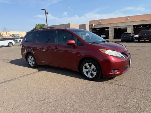 Used 2017 Toyota Sienna LE FWD image 2