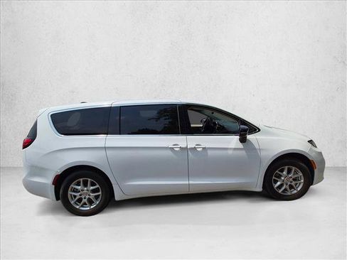 Used 2024 Chrysler Pacifica Touring-L FWD image 4