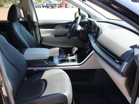 Used 2024 Kia Carnival LX FWD image 8