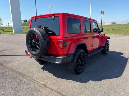 Used 2025 Jeep Wrangler Sahara AWD/4WD image 5