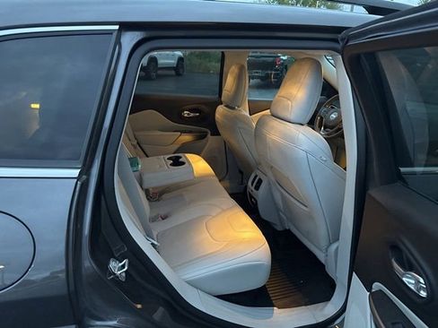 Used 2022 Jeep Cherokee Latitude Lux w/ Sun & Sound Group AWD/4WD image 27