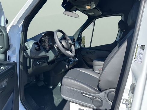 Used 2025 Mercedes-Benz Sprinter 2500 image 9