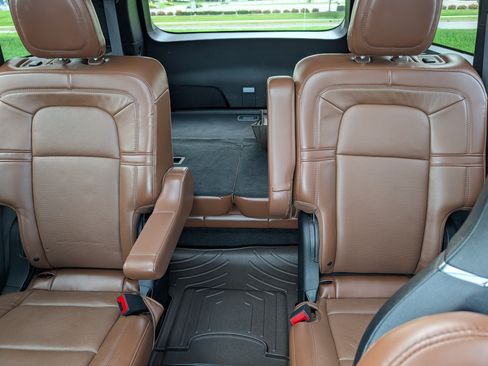 Used 2021 Lincoln Aviator Reserve w/ Equipment Group 208A AWD/4WD image 13