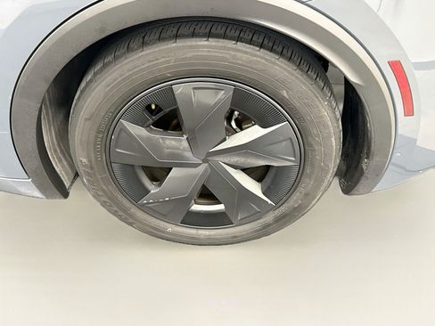 Used 2025 Toyota Prius LE FWD image 11