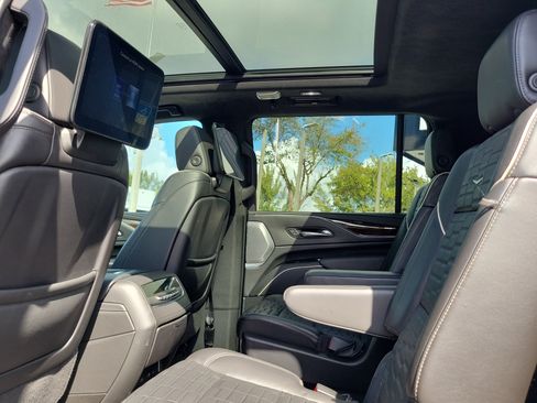 Used 2023 Cadillac Escalade ESV Sport Platinum image 16