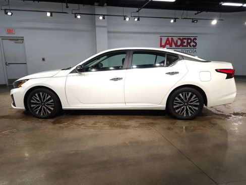 Used 2025 Nissan Altima 2.5 SV FWD image 4