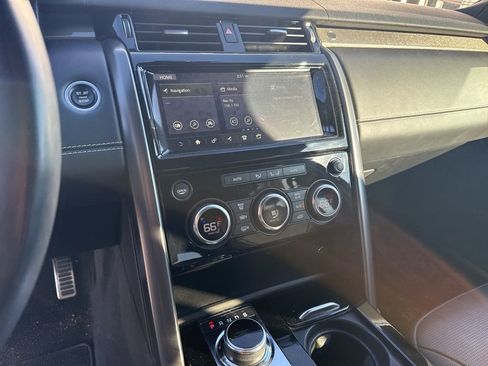Used 2018 Land Rover Discovery HSE image 13