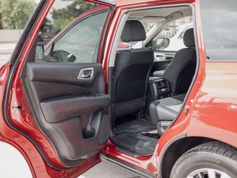 Used 2018 Nissan Pathfinder S FWD image 10