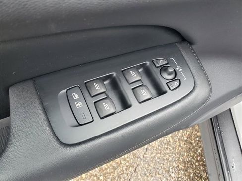 Used 2025 Volvo V60 B5 Cross Country Plus image 12