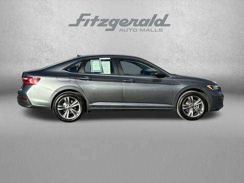 Used 2024 Volkswagen Jetta SE image 3