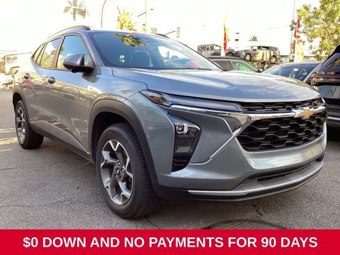 Used 2025 Chevrolet Trax LT w/ LT Convenience Package FWD image 3
