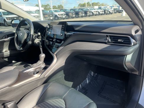 Used 2022 Toyota Camry SE image 14