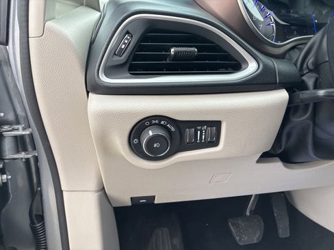 Used 2019 Chrysler Pacifica Touring-L image 17