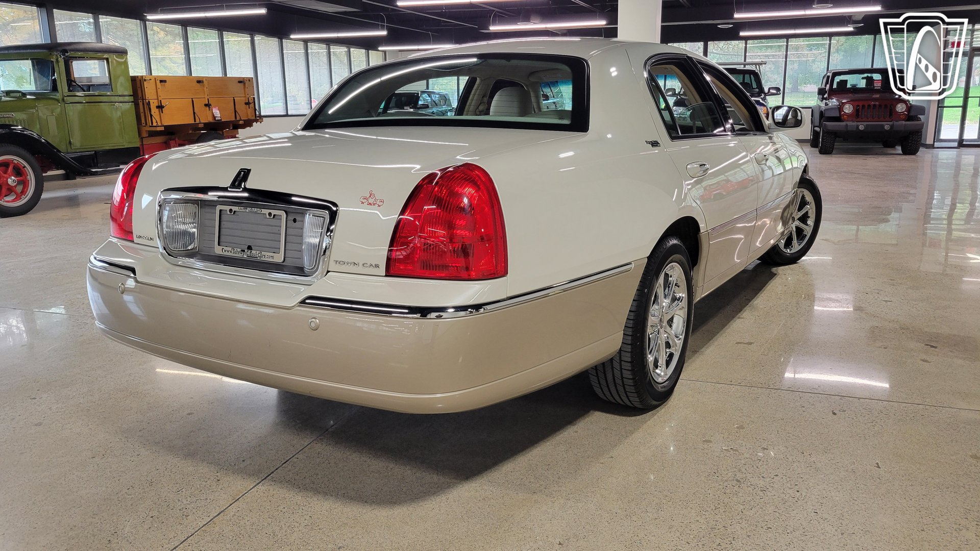 Used 2005 Lincoln Town Car Signature Limited RWD image 32
