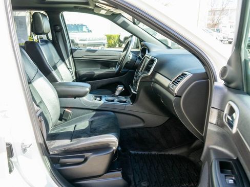 Used 2017 Jeep Grand Cherokee Altitude AWD/4WD image 10