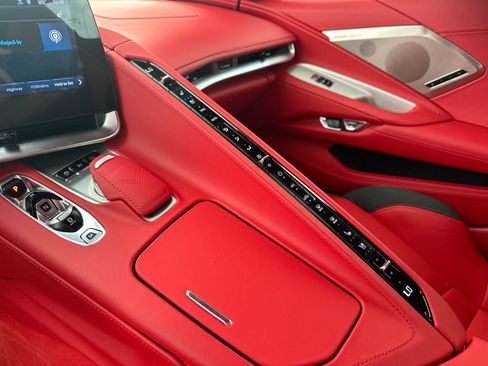 Used 2024 Chevrolet Corvette Stingray Premium Conv w/ Battery Protection Package image 18