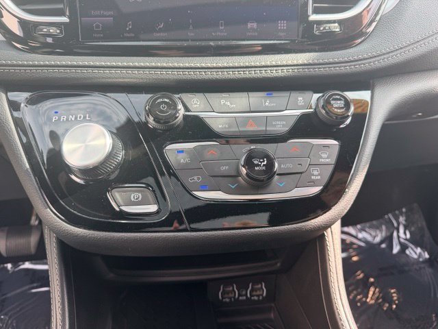 Used 2025 Chrysler Pacifica Limited FWD image 39