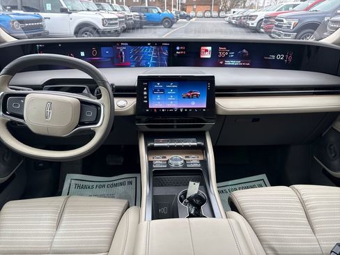 Used 2025 Lincoln Nautilus Reserve image 18