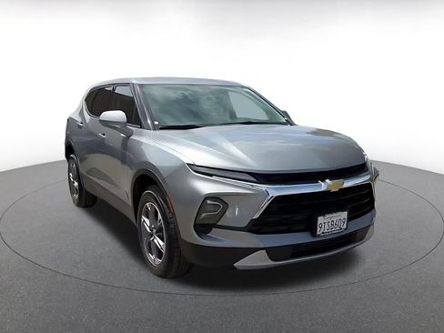 Used 2025 Chevrolet Blazer LT FWD image 2