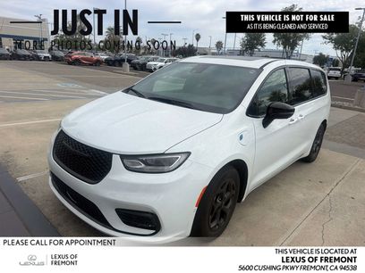 Used 2023 Chrysler Pacifica Limited w/ Uconnect Theater Family Group