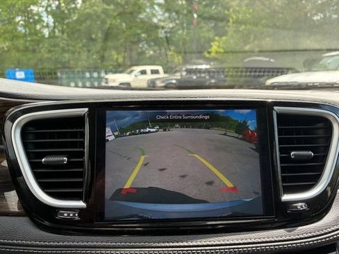 Used 2024 Chrysler Pacifica Limited FWD image 34