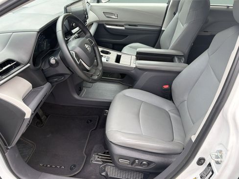 Used 2023 Toyota Sienna XLE FWD image 21