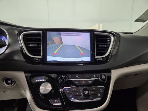 Certified 2023 Chrysler Pacifica Touring-L image 45