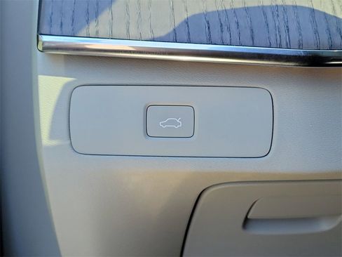 Used 2023 Volvo XC90 B6 Plus image 21