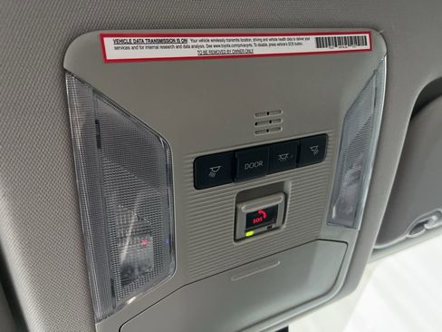 Used 2022 Toyota RAV4 LE image 17