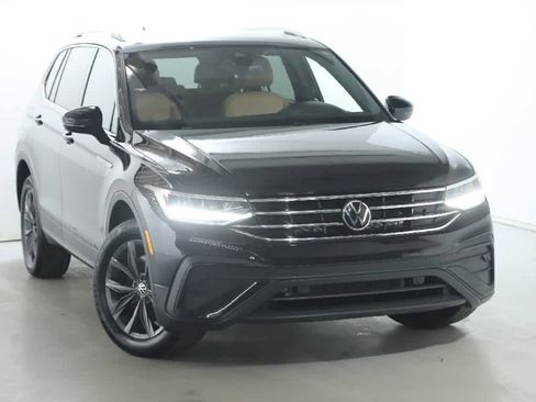Certified 2023 Volkswagen Tiguan SE w/ Panoramic Sunroof Package image 2