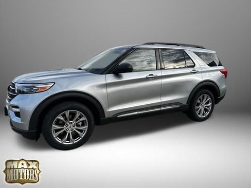 Used 2022 Ford Explorer XLT w/ Equipment Group 202A image 2