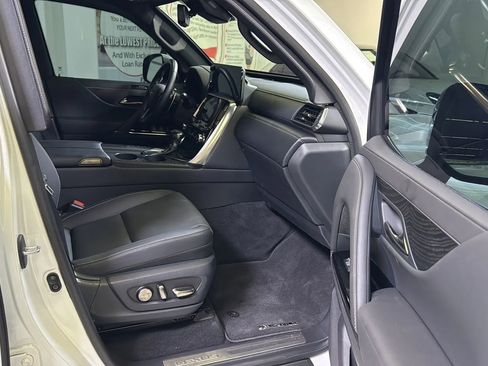 Used 2022 Lexus LX 600 4WD w/ Premium Package image 15
