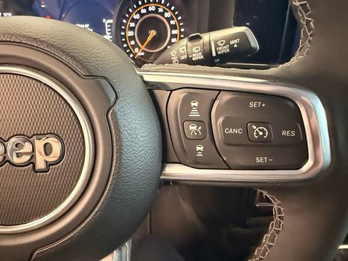 Used 2026 Jeep Wrangler Sahara AWD/4WD image 23