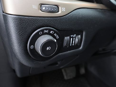 Used 2016 Jeep Cherokee Latitude w/ Cold Weather Group AWD/4WD image 35