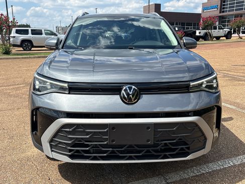 Used 2025 Volkswagen Taos SE AWD/4WD image 6