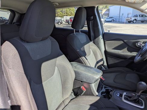 Used 2017 Jeep Cherokee Latitude w/ Comfort/Convenience Group image 30