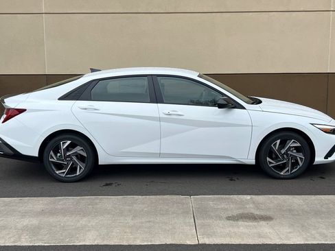 New 2025 Hyundai Elantra SEL image 4