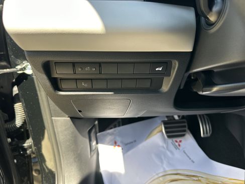 Used 2025 Mitsubishi Outlander AWD image 10