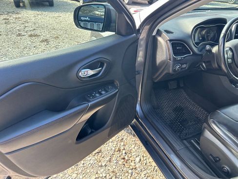 Used 2020 Jeep Cherokee Trailhawk w/ Cold Weather Group AWD/4WD image 9