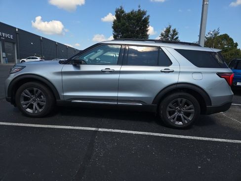 Used 2025 Ford Explorer Active w/ Active Comfort Package AWD/4WD image 3