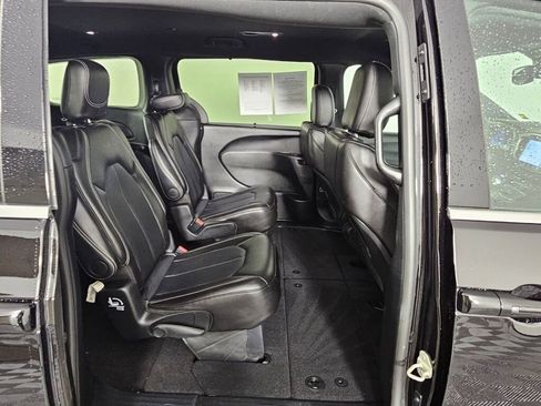 Used 2025 Chrysler Pacifica Select image 35