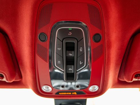 Used 2025 Bentley Bentayga image 18