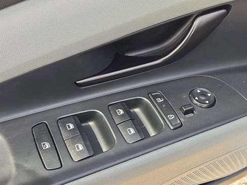 Used 2025 Hyundai Elantra Limited image 13