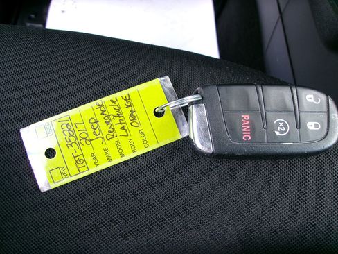 Used 2017 Jeep Renegade Latitude w/ Cold Weather Group image 18