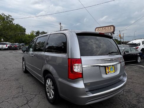 Used 2014 Chrysler Town & Country Touring FWD image 4