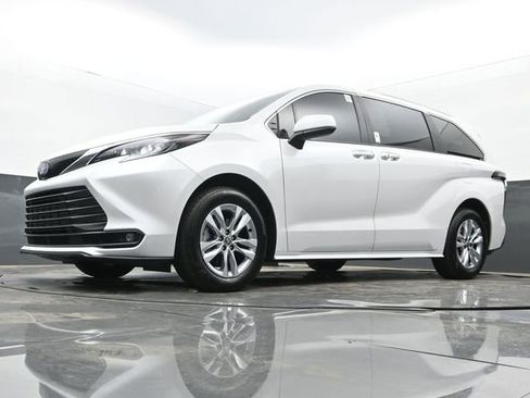 Used 2025 Toyota Sienna XLE w/ XLE Plus Package image 28