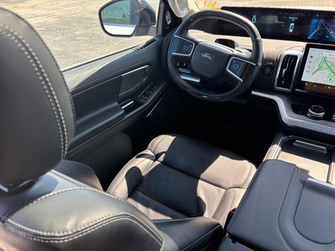 Used 2025 Ford Expedition Platinum image 15