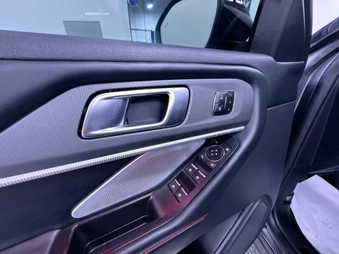 Used 2025 Ford Explorer ST image 4