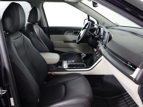Used 2023 Kia Carnival LX FWD image 19